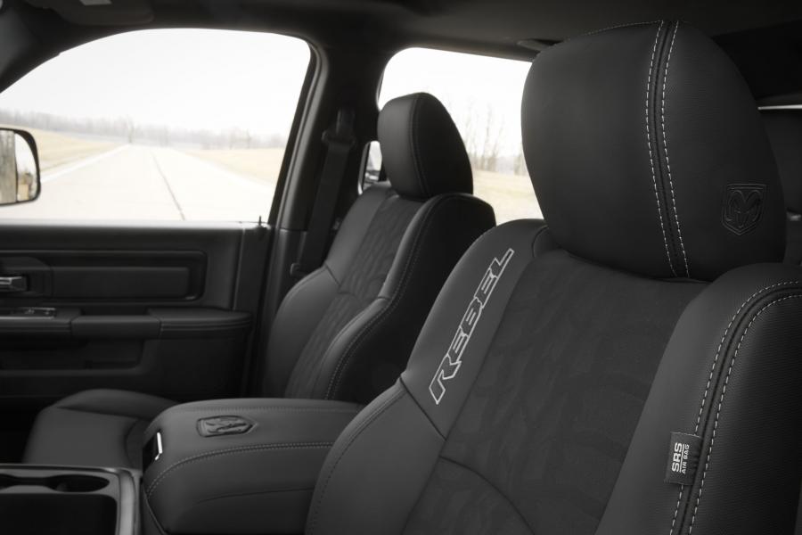Детали интерьера Dodge Ram 1500 Rebel Blue Streak Crew Cab 2017 года  (фото 5 из 11)